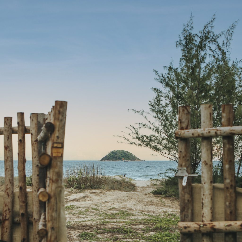 Lagi Retreat Homestay, cách Hồ Chí Minh 160km về phía đông, là điểm đến yên bình gần biển ở Lagi. Với kiến trúc tự do và nội thất biển đặc trưng, homestay cung cấp phòng rộng rãi và tiện nghi. Gần bãi biển Đồi Dương, đây là điểm dừng chân lý tưởng cho kỳ nghỉ thư giãn.